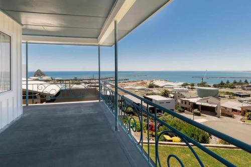 Ngamotu Vista - 5BR home with harbour views