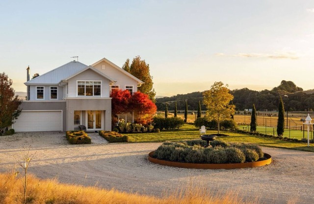 Hamptons inspired Farmhouse getaway close to town.