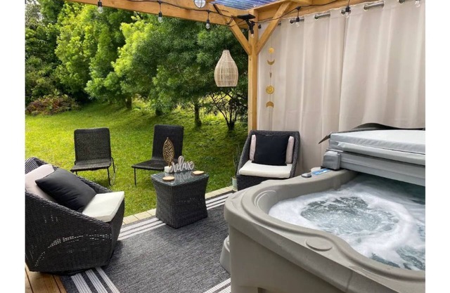 Hot tub in rainforest -Clean & Cozy, 5 min to Volcanoes Natl Park, coffee & Tea