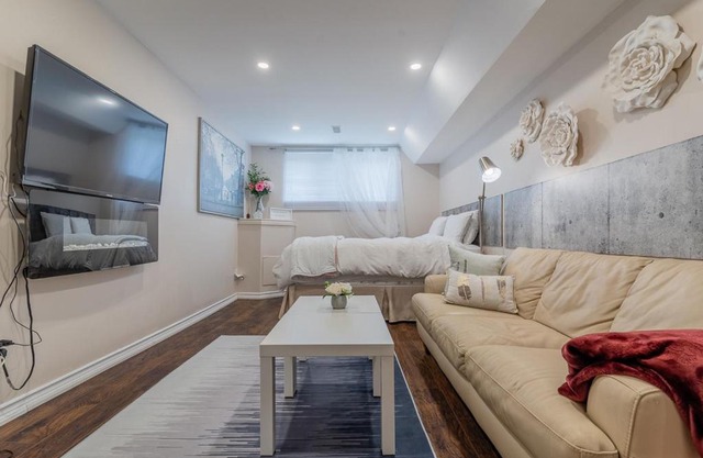 Niagara Falls Bungalow with Garden