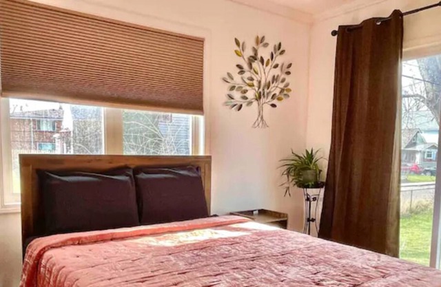 Niagara Falls Home for Big Groups + Free Parking ⭐️