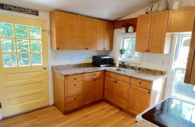 Niantic water escape! 2 bd aptmt, 2nd flr