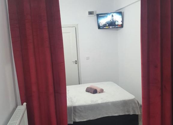 Nic Regim hotelier