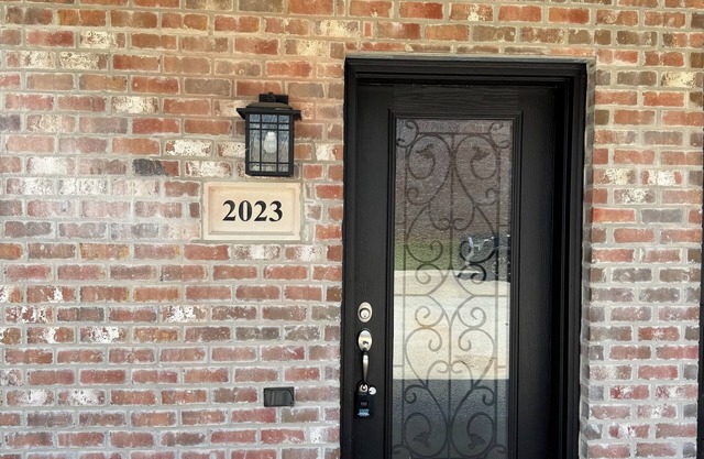 Nice 2-bedroom condo with comfort & amenities all in one.