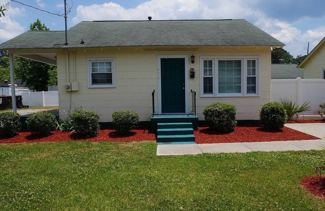 Nice 2 BR Cottage Near Downtown WIFI and Kitchen