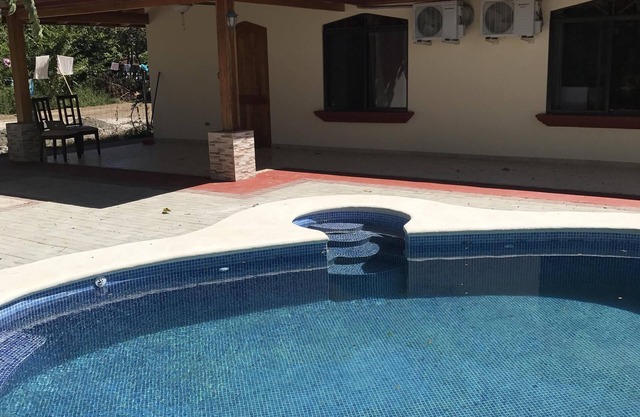 BONITA CASA MODERNA DE 3 DORMITORIOS CON PISCINA