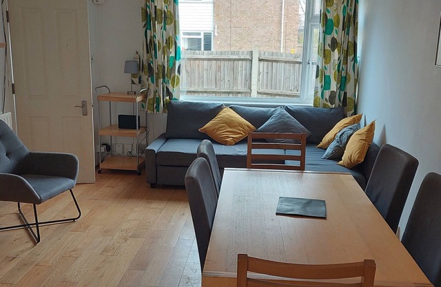 Nice 3 Bedroom\2 Bathroom House - 8 min walk to tube station