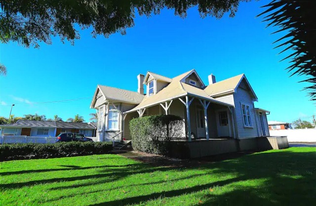 Nice 5 bedrooms villa BNB at Whangarei Town center. Next to supermarket/ schools