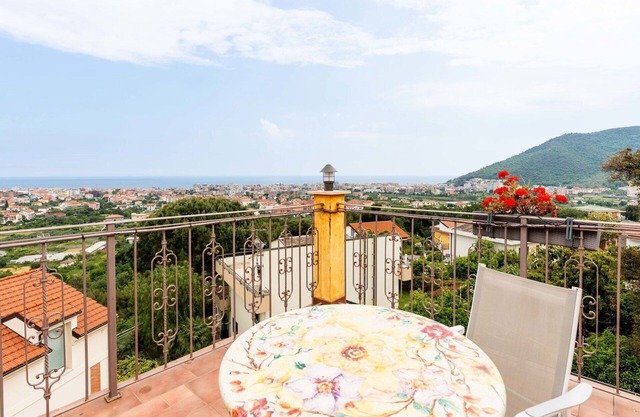 Acogedor apartamento en villa con piscina, A/C, WIFI, balcón, mascotas permitida y aparcamiento