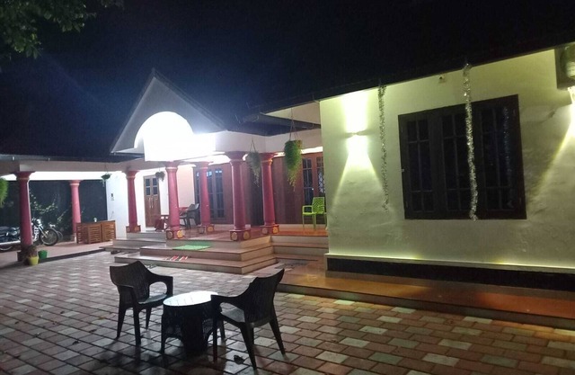 Nice and Calm 2-bedroom homestay with WiFi, AC in pleasant Cherai beach