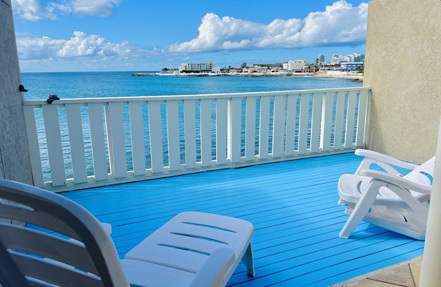 Nice and cozy ocean front studio with private terrace. Short walk to beaches.