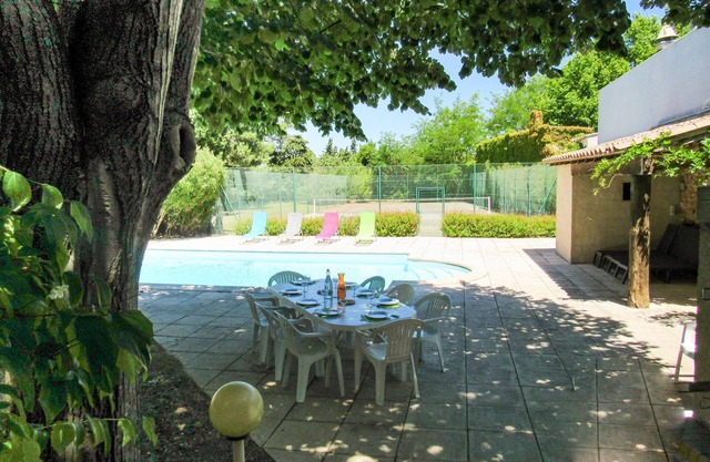 Nice and quiet house with private pool and tennis court in village