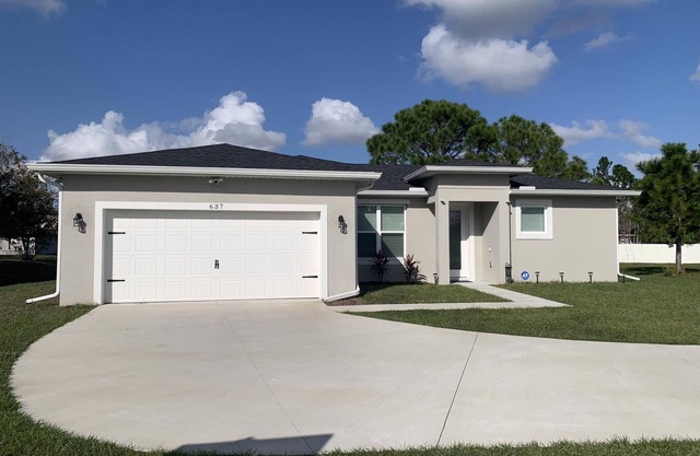 Nice and quiet location, a refuge from the hustle. Brand New house with 3 spacio