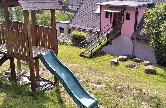 Acogedor apartamento en villa con piscina, WIFI, TV, patio, mascotas permitida y aparcamiento
