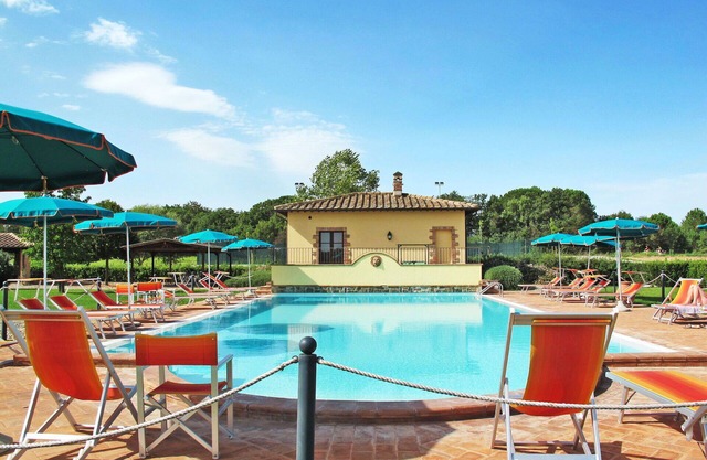 Hermoso apartamento con WIFI, A/C, piscina, TV, patio, mascotas permitida y aparcamiento