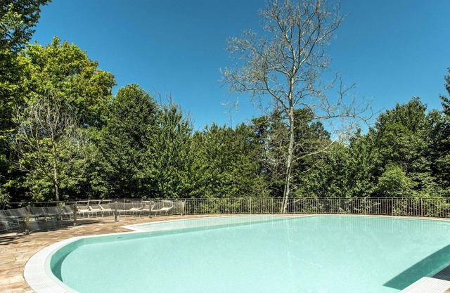 Bonito apartamento con piscina, A/C, WIFI, TV, balcón, mascotas permitida y aparcamiento