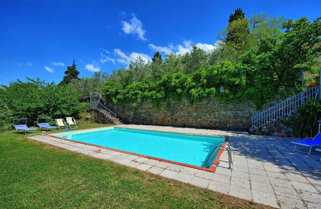 Apartamento con WIFI, piscina, TV, patio, vista panorámica, aparcamiento, cerca de Greve In Chianti