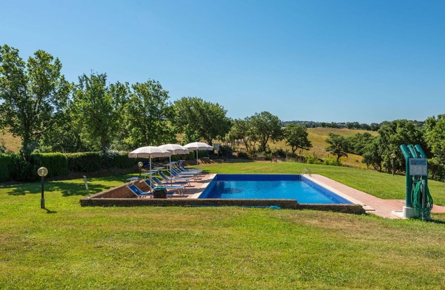Bonito apartamento en villa con WIFI, piscina, TV, patio, mascotas permitida y aparcamiento
