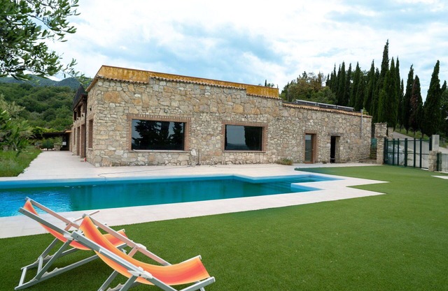 Hermoso apartamento con WIFI, A/C, piscina, TV, balcón, mascotas permitida y aparcamiento