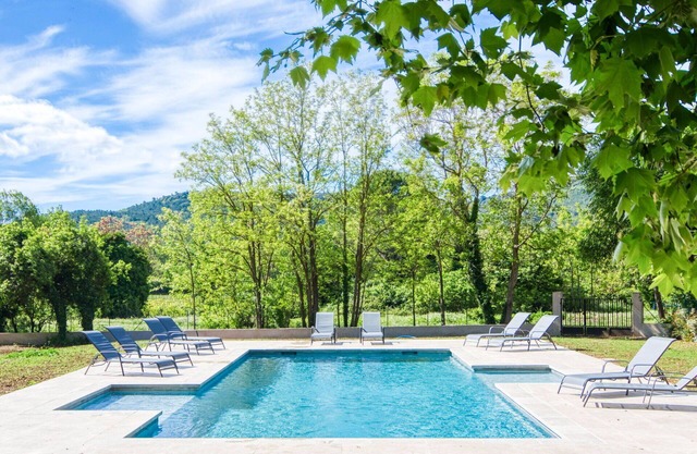 Acogedor apartamento en villa para 4 personas con piscina, WIFI, TV, terraza y aparcamiento