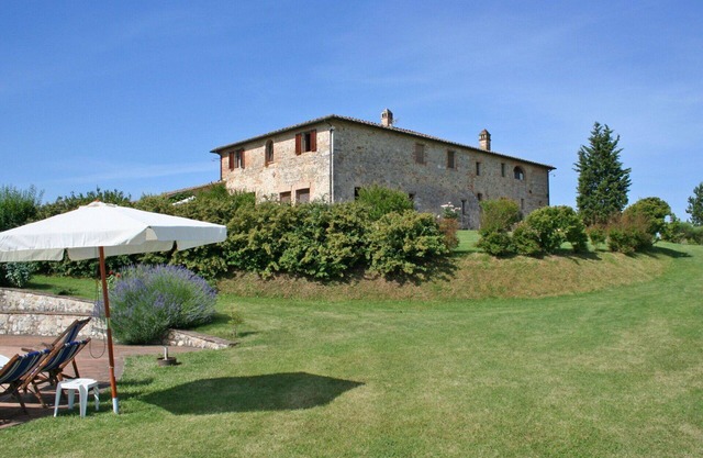 Acogedor apartamento con WIFI, piscina, patio, vista panorámica y aparcamiento, cerca de Siena