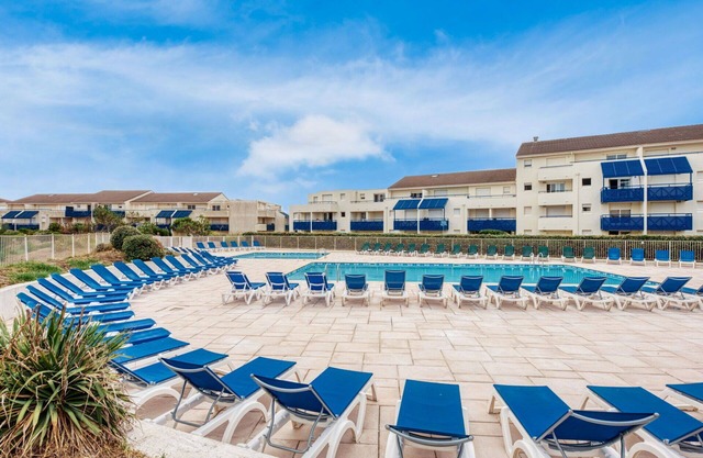 Hermoso apartamento para 3 personas con WIFI, piscina, TV, terraza y aparcamiento