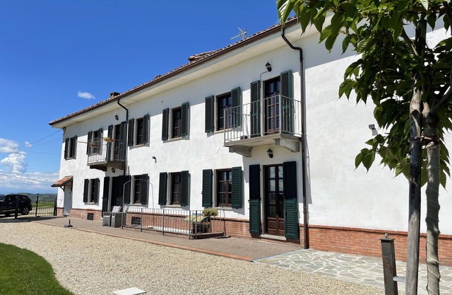 Bonito apartamento con WIFI, TV, terraza, vista panorámica y aparcamiento, cerca de Asti