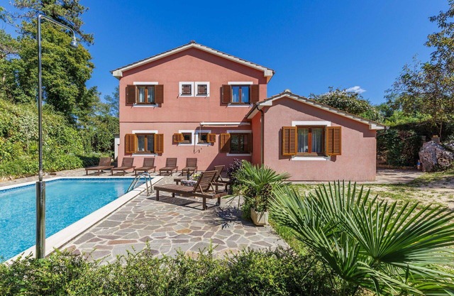 Acogedor apartamento con WIFI, piscina privada, A/C, TV, patio, mascotas permitida y aparcamiento
