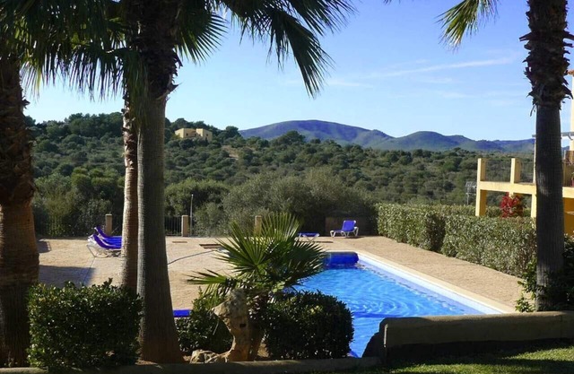 Bonito apartamento para 4-5 personas con piscina comunitaria en Cala Mandia.