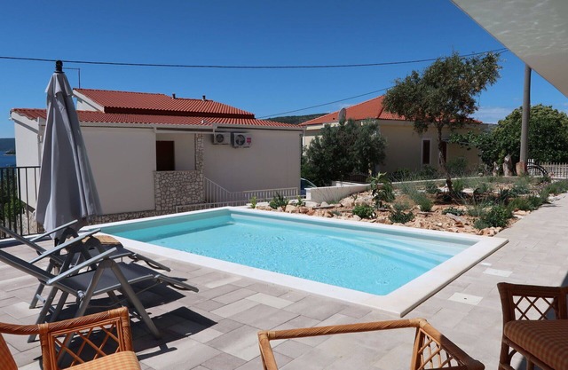 Precioso apartamento con A/C, WIFI, piscina, TV, terraza, mascotas permitida y aparcamiento