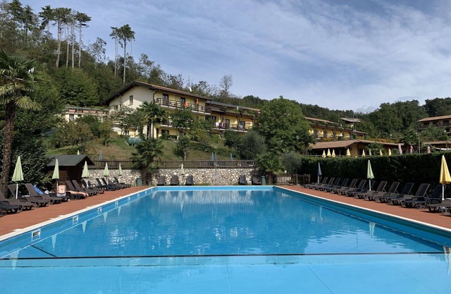 Apartamento con WIFI, jacuzzi, piscina, TV, terraza, mascotas permitida, aparcamiento