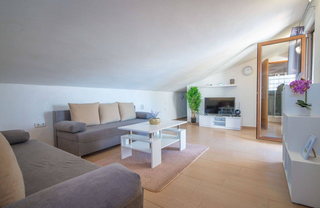 Acogedor apartamento para 4 personas con WIFI, A/C, TV, terraza y aparcamiento