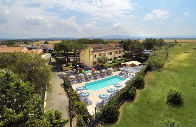 Nice apartment for 4 people with pool, A/C, WIFI, TV, patio, pets allowed and parking