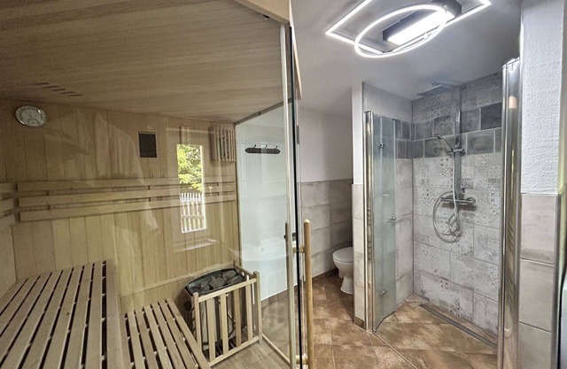 Hermoso apartamento con WIFI, bañera de hidromasaje, TV, patio, mascotas permitida y aparcamiento