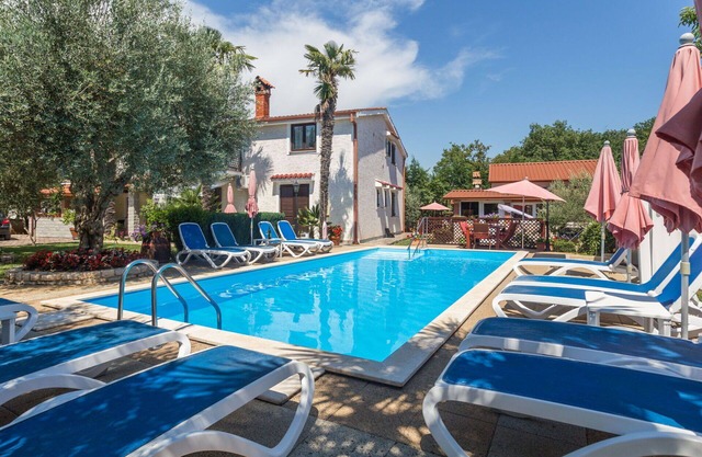 Hermoso apartamento con WIFI, A/C, piscina, TV, terraza, mascotas permitida y aparcamiento