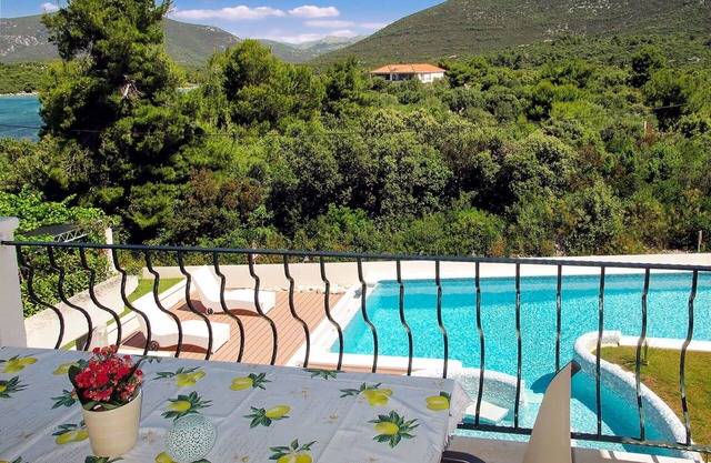 Bonito apartamento con A/C, piscina, WIFI, TV, terraza, mascotas permitida y aparcamiento