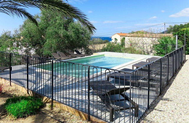 Hermoso apartamento para 5 personas con piscina, A/C, WIFI, TV, terraza y aparcamiento