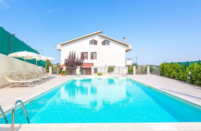 Precioso apartamento con piscina privada, A/C, WIFI, TV, patio, mascotas permitida y aparcamiento
