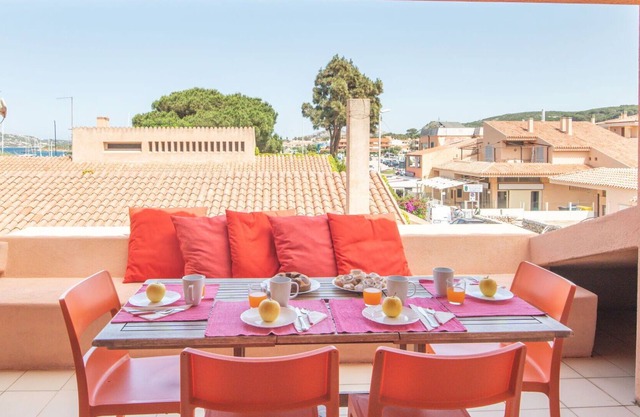 Nice apartment for 6 people with WIFI, A/C, TV, terrace, pets allowed and parking