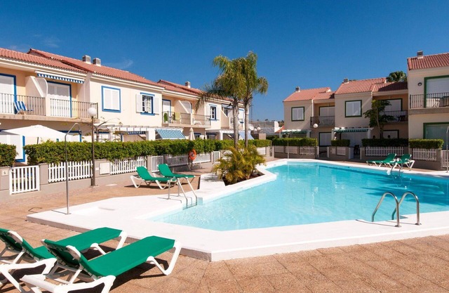 Acogedor apartamento con piscina, WIFI, A/C, TV, terraza, mascotas permitida y aparcamiento