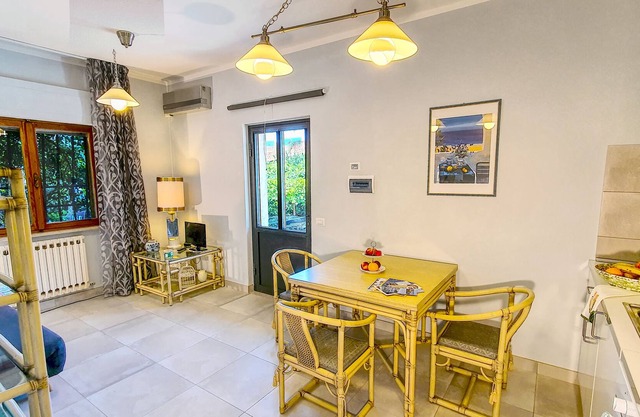 Bonito apartamento para 2 personas con amplio jardín y piscina a 1 km del mar.
