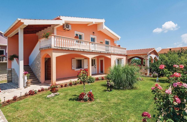 Bonito apartamento en Podgradina con.