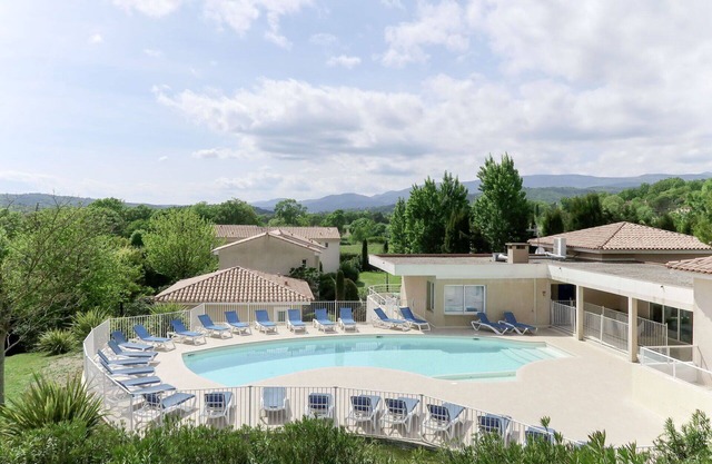 Hermoso apartamento en villa con A/C, WIFI, piscina, TV, terraza, mascotas permitida y aparcamiento