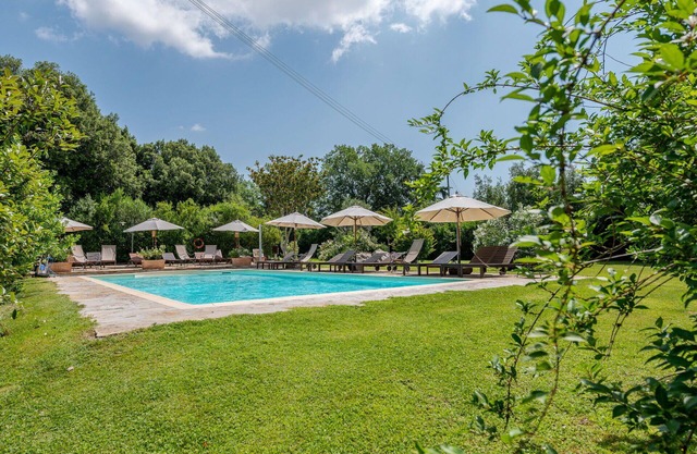 Bonito apartamento en villa con WIFI, piscina, A/C, TV, patio, mascotas permitida y aparcamiento