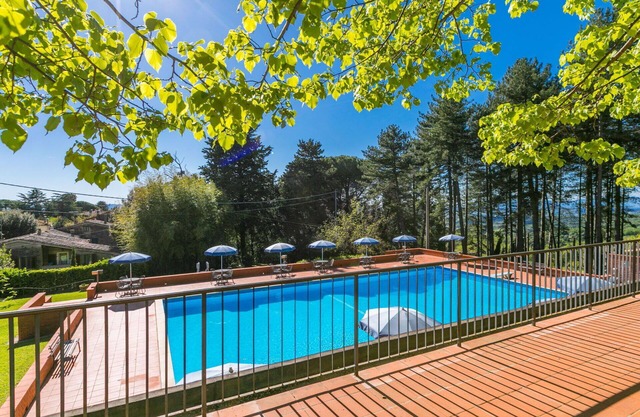 Acogedor apartamento en villa con piscina, WIFI, TV, terraza, mascotas permitida y aparcamiento