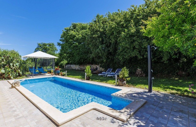 Bonito apartamento en villa con A/C, piscina, WIFI, TV, terraza, mascotas permitida y aparcamiento