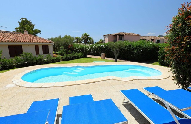 Bonito apartamento en villa con A/C, WIFI, piscina privada, TV, terraza y aparcamiento