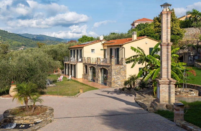 Bonito apartamento en villa con WIFI, TV, patio, mascotas permitida, vista panorámica, aparcamiento