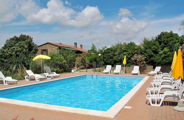 Acogedor apartamento en villa con piscina, WIFI, TV, terraza, mascotas permitida y aparcamiento