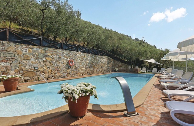 Acogedor apartamento en villa con piscina, WIFI, TV, patio, mascotas permitida y aparcamiento